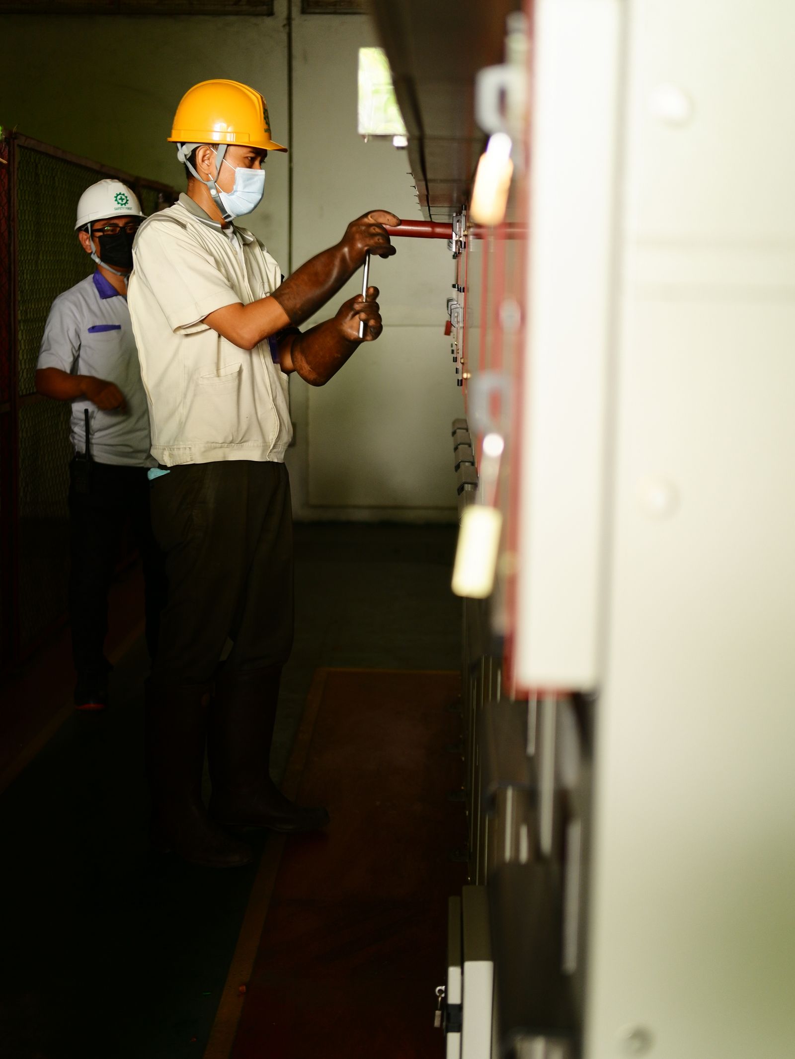 Trabajo sobre tableros de control eléctrico